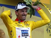 Fabian Cancellara se po vodn asovce na Tour de France oblkl do lutho trikotu