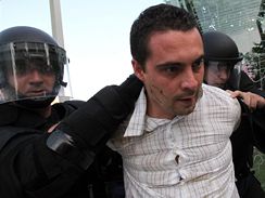 Pznivci zruen Maarsk gardy se v Budapeti stetli s polici. (4.7.2009)