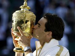 Roger Federer s trofej pro vtze Wimbledonu