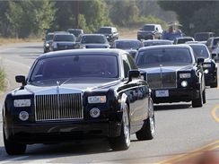 Kolona limuzn Rolls-Royce s pozstalmi pijd na hbitov Forest Lawn v Los Angeles