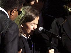 Dvanáctiletá dcera Paris se při svém projevu rozbrečela