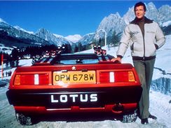 Roger Moore jako James Bond ve filmu Jen pro tv oi.