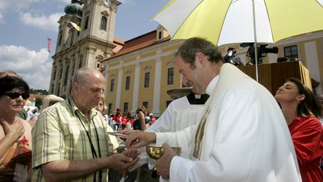 Na jednu z nejvtích církevních akcí - do Velehradu - dorazilo kolem 30 tisíc lidí. (5.7.2009)