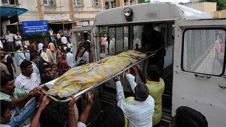 Obyvatelé msta Ahmadabad odnáejí tlo jednoho z otrávených dlník.