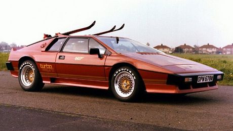 Auto Lotus Esprit Turbo, ve kterém se prohánl James Bond, jde do draby