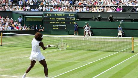 Finále Wimbledonu: Serena (blíe) a Venus Williamsovy