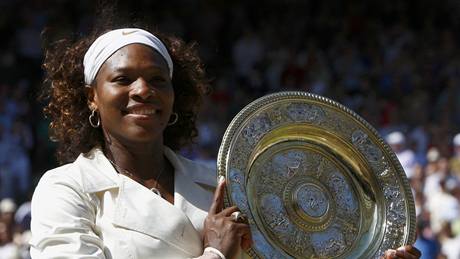 Serena Williamsová s trofejí pro vítze Wimbledonu