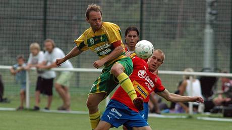 P�ípravné utkání Plze� - Baník Sokolov: plze�ský Kolá� (v �erveném) v souboji s Pila�em ze Sokolova