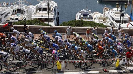 Tour de France: cyklisté po startu druhé etapy v ulicích Monaka