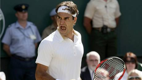 Roger Federer se raduje z vítzného úderu ve finále Wimbledonu