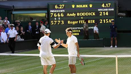 Andy Roddick (vlevo) a Roger Federer po finálovém zápase Wimbledonu