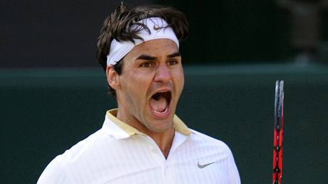 Roger Federer se raduje z vítzství ve finále Wimbledonu