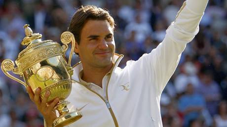 Roger Federer s trofejí pro vítze Wimbledonu