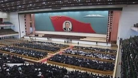 Státním náboenstvím v KLDR se prakticky stal kult osobnosti obklopující zakladatele státu Kim Ir-sena.
