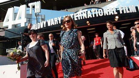 Francouzská hereka Isabelle Huppertová pevzala z rukou prezidenta festivalu Jiího Bartoky Kiálový glóbus. Poté si ho na chvilku odloila.