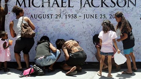 Fanouci Michaela Jacksona se podepisují na vzpomínkovou ze