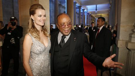 Hudební producent Quincy Jones s eskou topmodelkou Helenou Houdovou na charitativní akci nadace Slunenice