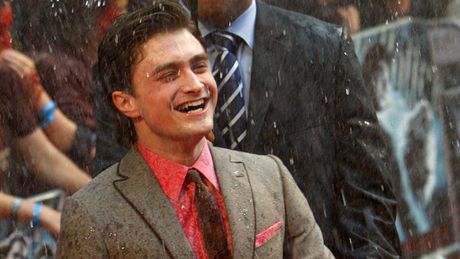 Daniel Radcliffe alias filmový Harry Potter pi londýnské premiée promokl na kost.