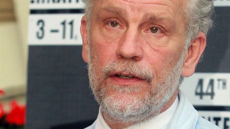 Herec John Malkovich u karlovarského Grandhotelu Pupp 