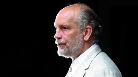 Herec John Malkovich ped tiskovou konferencí