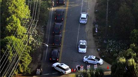 Kolona erných aut vyjídí od domu Michaela Jacksona ve tvrti Encino v Los Angeles