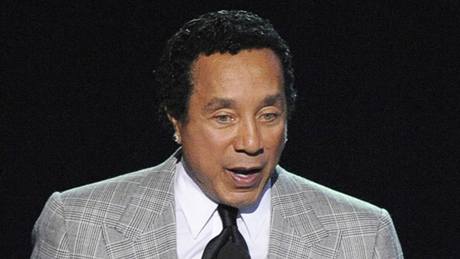 Hudebník Smokey Robinson pronáí projev na smutením rozlouení s Michaelem Jacksonem