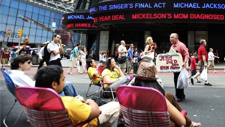 Na Times Square v New Yorku fanouci sledují penos z Los Angeles