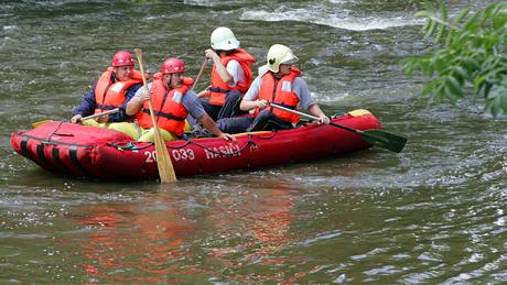 Hasiči prohledávají řeku Ploučnici. Pátrají po čtyřicetileté ženě z Benešova nad Ploučnicí, která je pohřešována od sobotní ničivé povodně.
