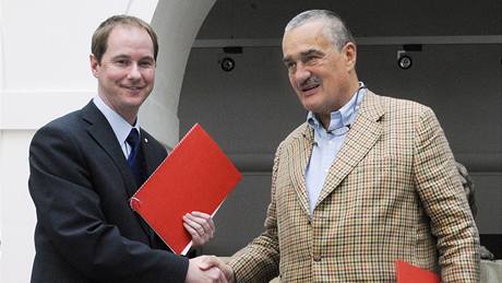 Petr Gazdík z hnutí Starostové a nezávislí a �éf TOP 09 Karel Schwarzenberg budou spolupracovat i v podzimních senátních a komunálních volbách. Jejich strany mají uzav�enou spolupráci a� do roku 2012.