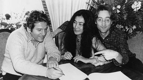 Manaer Allen Klein s Yoko Ono a Johnem Lennonem