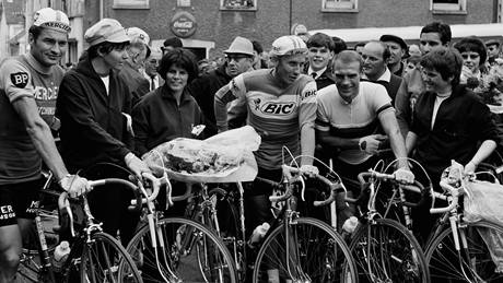 Raymond Poulidor, Jacques Anquetil a dalí bývalé cyklistické hvzdy na startu jedné z etap Tour de France.  