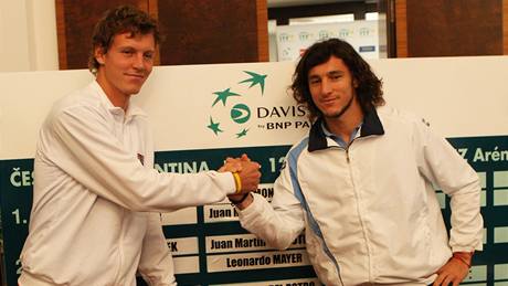 Tomá Berdych a Juan Monaco pi losování Davis Cupu.