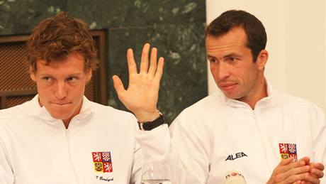 Tomá Berdych a Juan Monaco pi losování Davis Cupu.