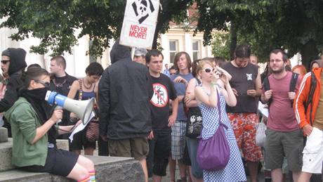 Demonstrace anarchist v Praze na Palackého námstí.