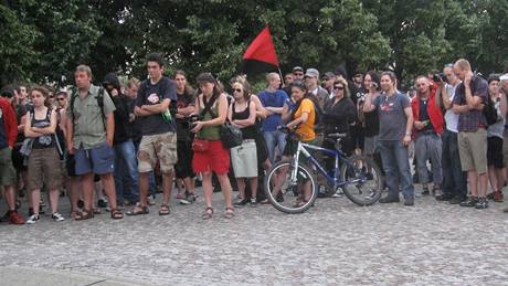 Demonstrace anarchist v Praze na Palackého námstí.