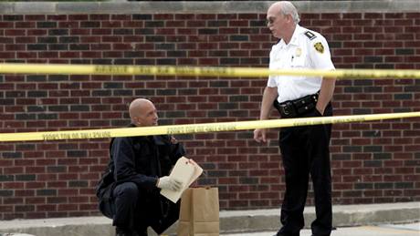 Policisté zajiují u detroitské koly stopy po stelb