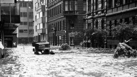 Ponávka v ulicích v roce 1946.