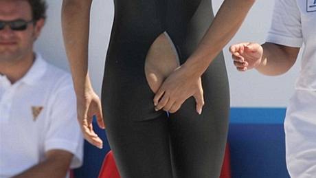 Italská plavkyn Flavia Zoccari ukázala divákm pozadí poté, co jí praskly plavky.