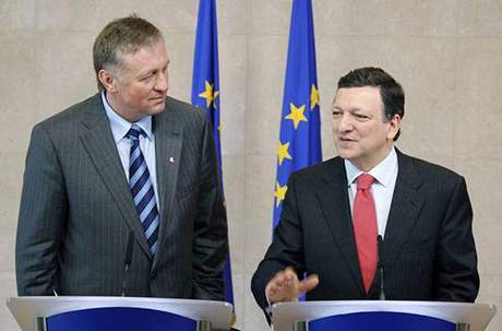 Topolánek v dopise Barrosovi pipomnl jeden z cíl EU: Ulehit lidem pohyb mezi státy.