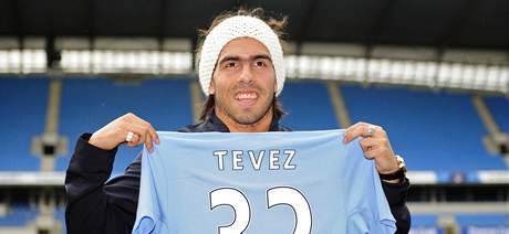 Carlos Tévez pózuje s dresem Manchesteru City.
