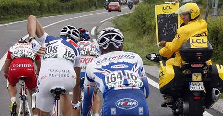 Uprchlíci na Tour de France dostávají zprávu, kolik mají náskok na hlavní pole