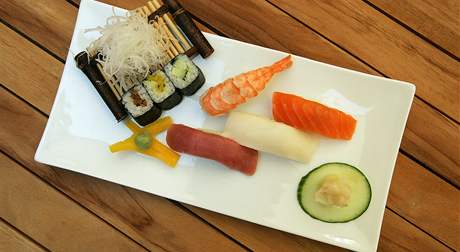 Sprvn sushi potebuje zelen ken wasabi, ri, asu nori, syrovou rybu a bambusov vhonky 