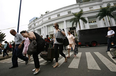 Turist opoutej po jakartsk hotel Ritz-Carlton ponien bombovm atenttem (17. ervence 2009)