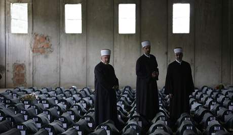 Rakve s nov identifikovanmi ostatky 534 zabitch muslim v Srebrenici (11. ervence 2009)