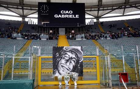Portrét fanouka italského fotbalového klubu Lazia, jeho zastelil ped ligovým zápasem policista. (25. listopadu 2007) 