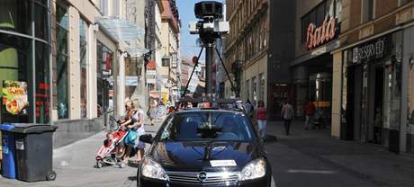 Google Street Car v Brn. Auta vybaven specilnmi kamerami projdj mstem a sbraj snmky ulic pro sestaven virtuln prochzky.