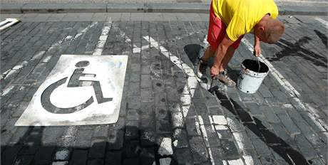 Stanovit taxi na Staromstském námstí se zmnilo na parkovací místa pro invalidy. (14. ervence 2009)