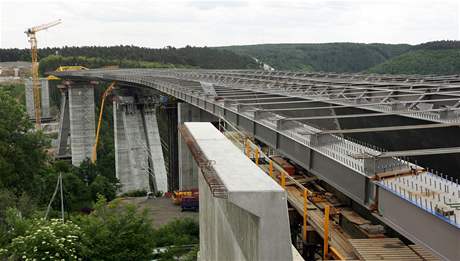 Za pedloení falených údaj o kvalifikace bude také hrozit a desetimilionová pokuta. Ilustraní foto.