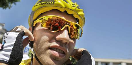 Italský cyklista Rinaldo Nocentini si pipevuje sluchátko od vysílaky, jejich zákaz pouívání zruila Mezinárodní cyklistická unie. (12. ervence 2009)