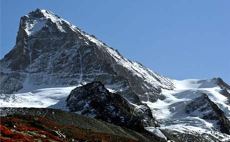 Hora Bílý zub (Dent Blanhce), odkud se zítil eský skialpinista